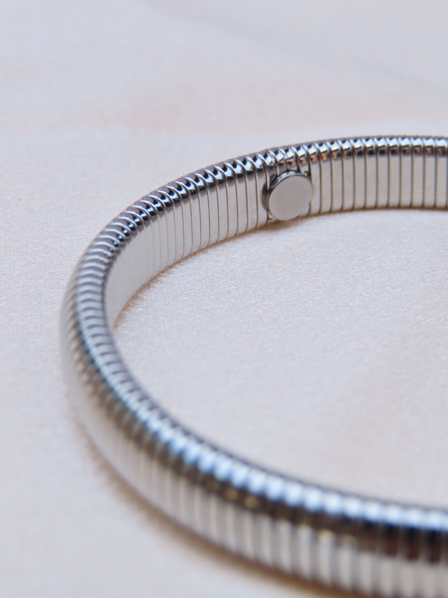 Bold bangle armband