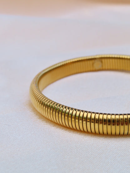 Bold bangle armband