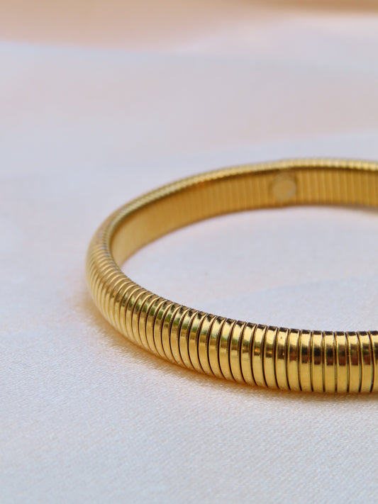 Bold bangle armband